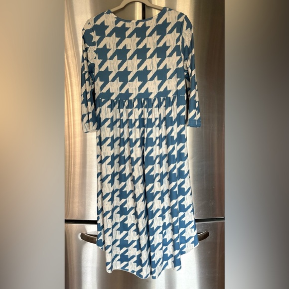 Nuggles Teal and White Women’s Houndstooth High-Low Top - Picture 3 of 3